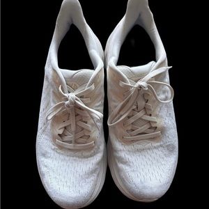 Hoka Women’s Clifton 8 Running Shoe Size 10  White & Cream